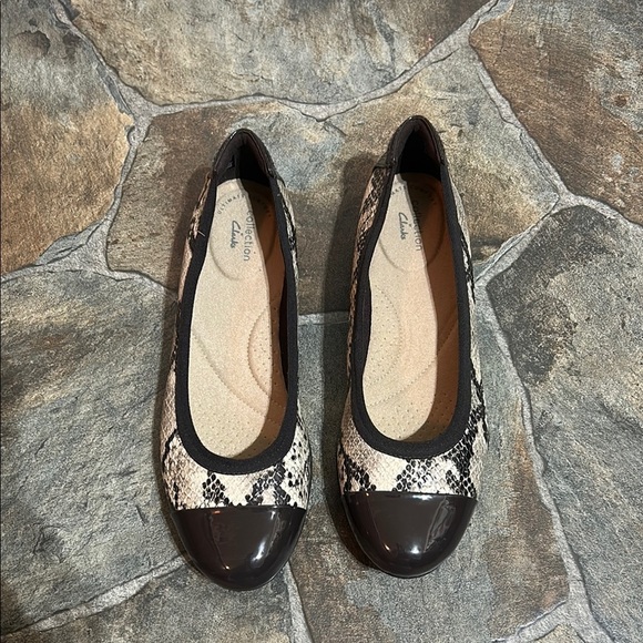 Clarks Comfort Brown Cream Flats Sara Orchid Taupe Snakeskin Print Size 7.5 Wide - Picture 1 of 7